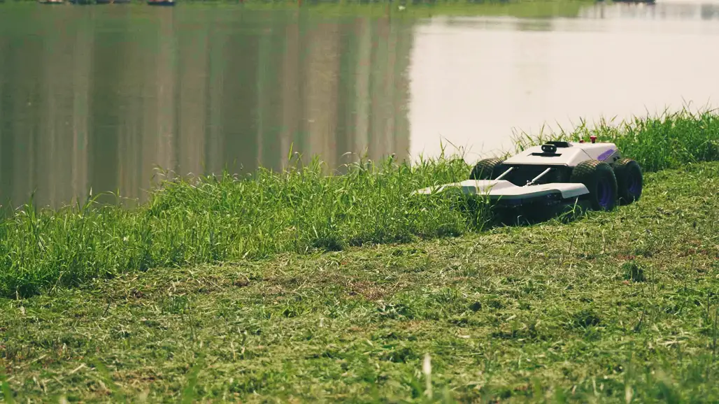 Lawn mower operating on steep slopes